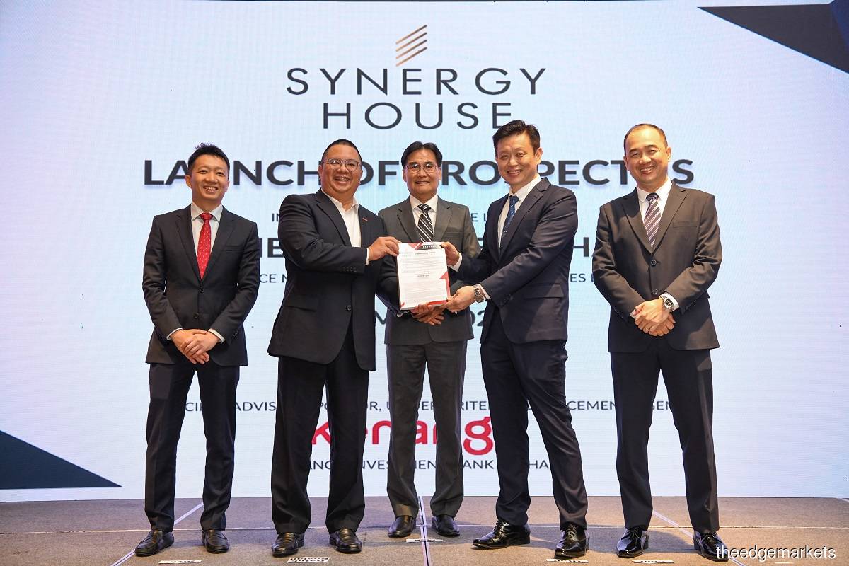 From left: Kenanga Investment Bank acting head of corporate finance Alvin Ooi Yet Ming, Kenanga Investment Bank director, head of group investment banking and Islamic banking Datuk Roslan Tik, Synergy House independent non-executive chairman Mok Juan Chek, Synergy House non-independent executive director Tan Eu Tah and Synergy House non-independent executive director Teh Yee Luen (Photo by Low Yen Yeing/The Edge)